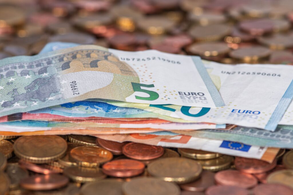 Euro Geldscheine liegen über Kleingeld-Münzen