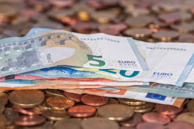 Euro Geldscheine liegen über Kleingeld-Münzen